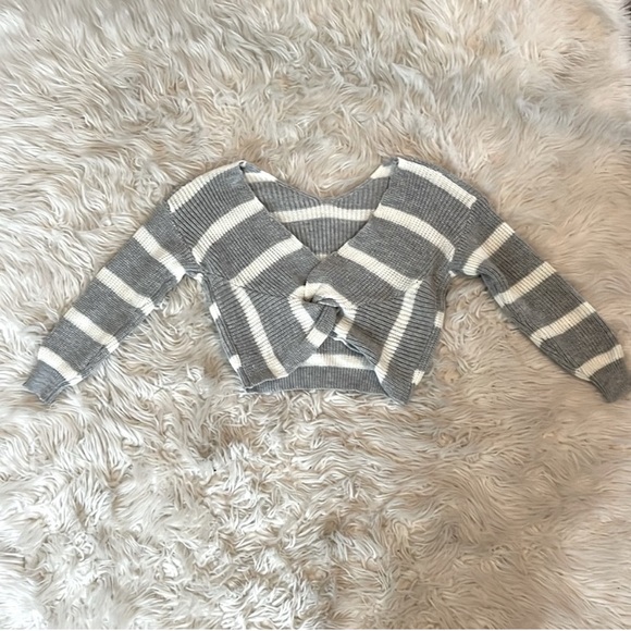 SHEIN Other - SHEIN Gray and White Knit Pullover